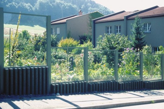 Lärmschutzwand direkt vor einem Naturgarten | © N. Zbinden